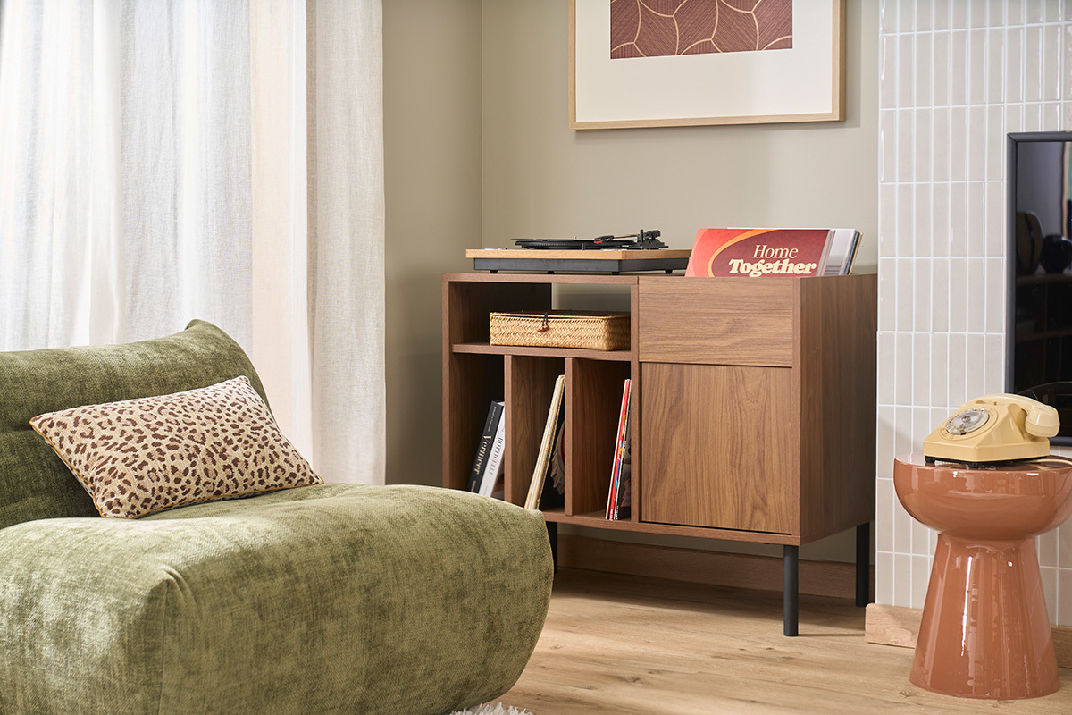 Buffet de rangement vinyles en bois fonc� finition noyer avec accessoires sur le dessus, vue de trois quarts.