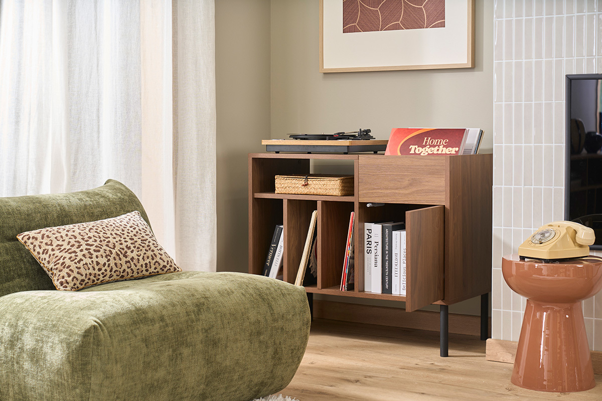 Buffet de rangement vinyles en bois fonc� avec pieds en m�tal noir, vue de 3/4 avec livres et accessoires.