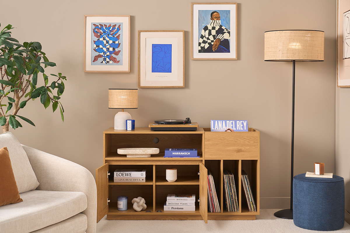 Buffet de rangement vinyles finition bois clair ch�ne et cannage rotin L130 cm ALICANTE