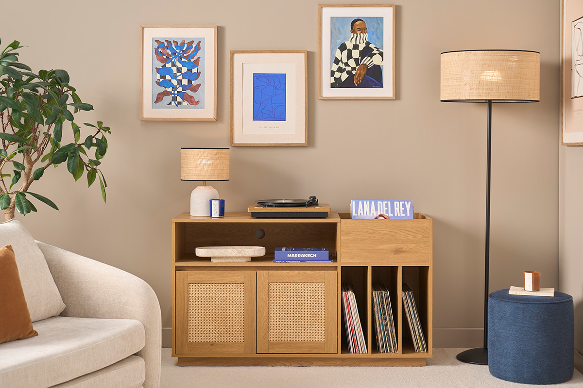 Buffet de rangement vinyles finition bois clair ch�ne et cannage rotin L130 cm ALICANTE