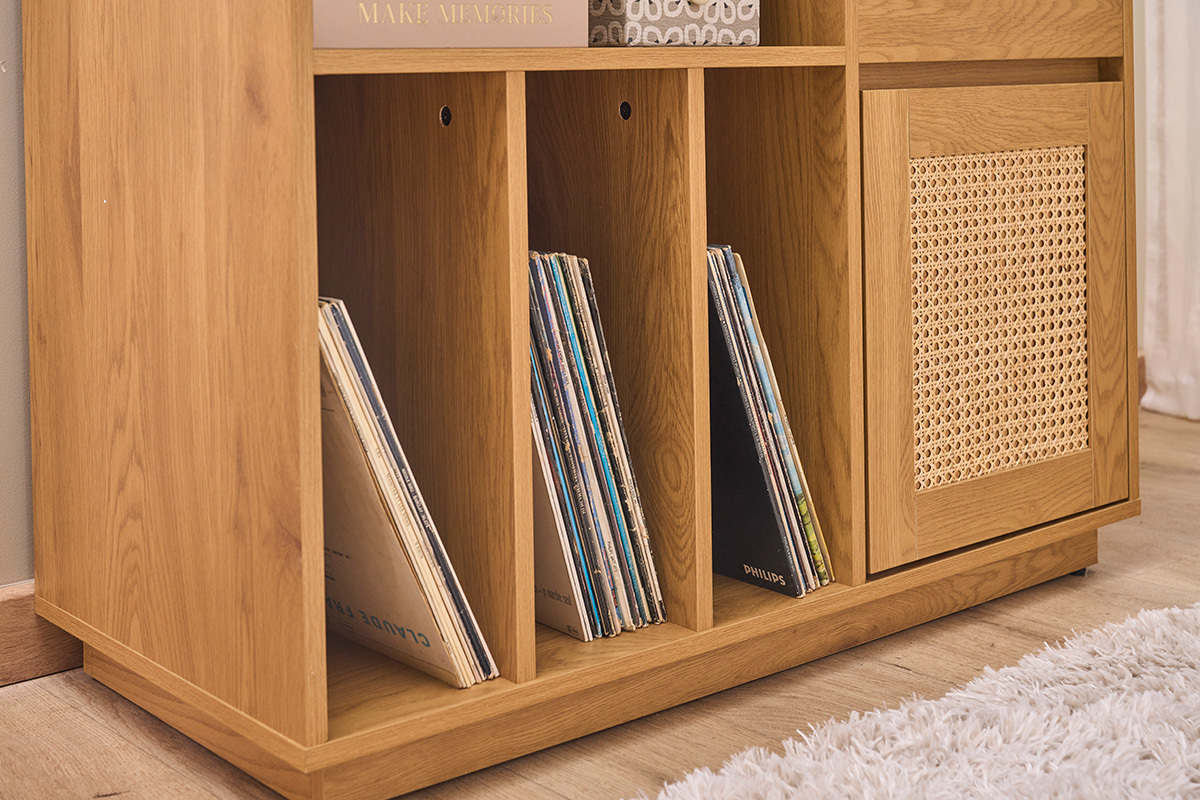 Buffet de rangement vinyles finition bois clair ch�ne et cannage rotin L95 cm ALICANTE