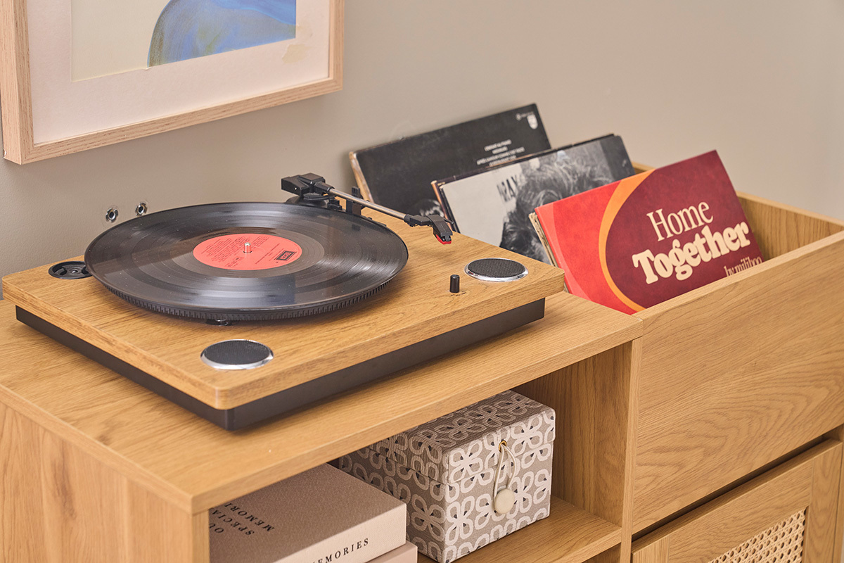 Buffet de rangement vinyles finition bois clair ch�ne et cannage rotin L95 cm ALICANTE