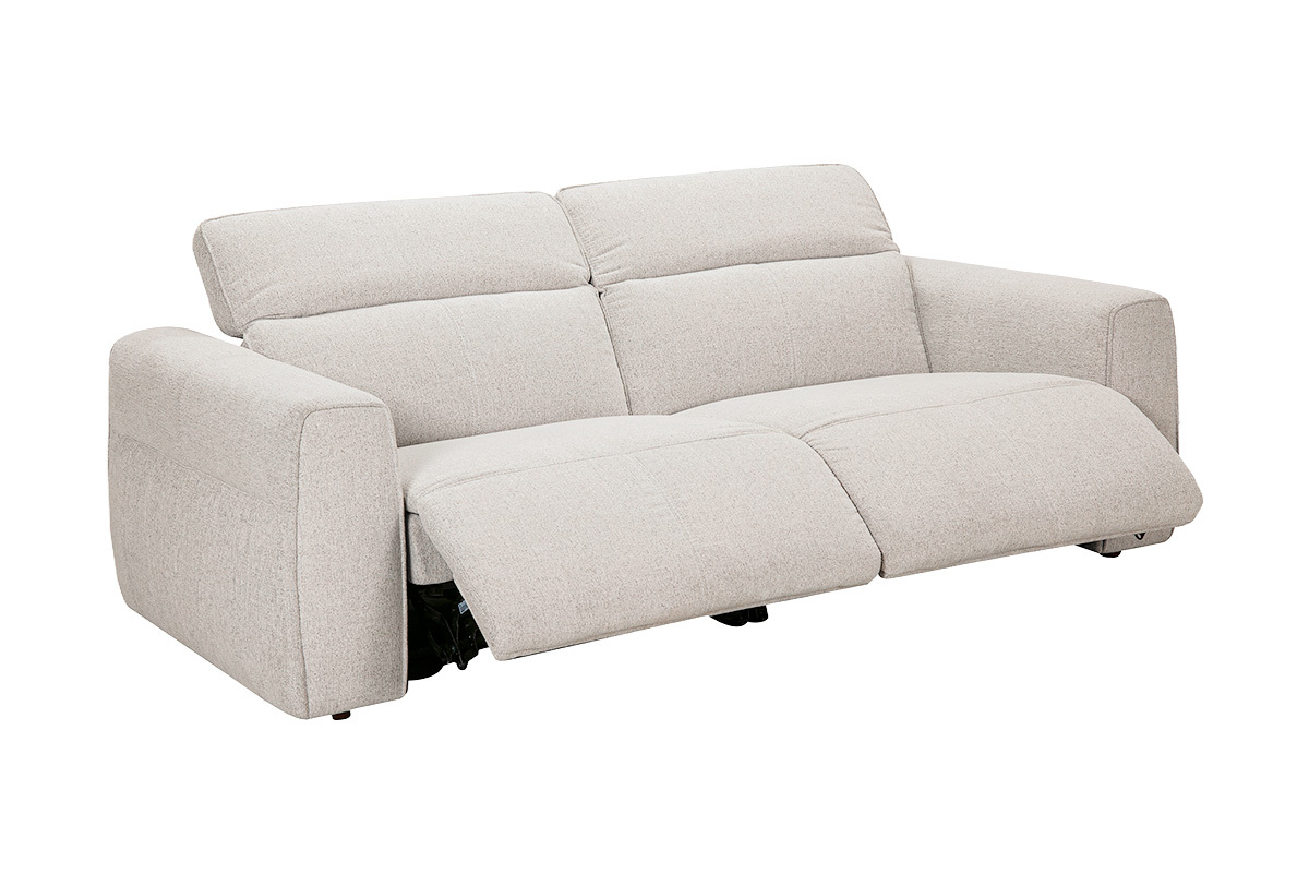Canap� 3 places beige avec t�ti�res ajustables et repose-pieds �lectrique, vue de 3/4