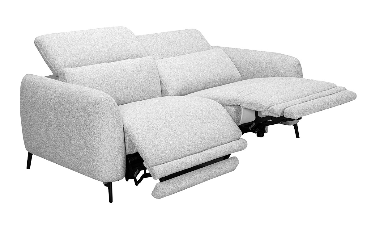 Canap� 3 places gris clair avec t�ti�res ajustables et repose-pieds �lectrique, vue de 3/4.