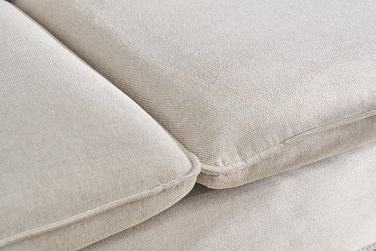 Gros plan sur le tissu effet velours textur� beige du canap� 3 places RENZO.