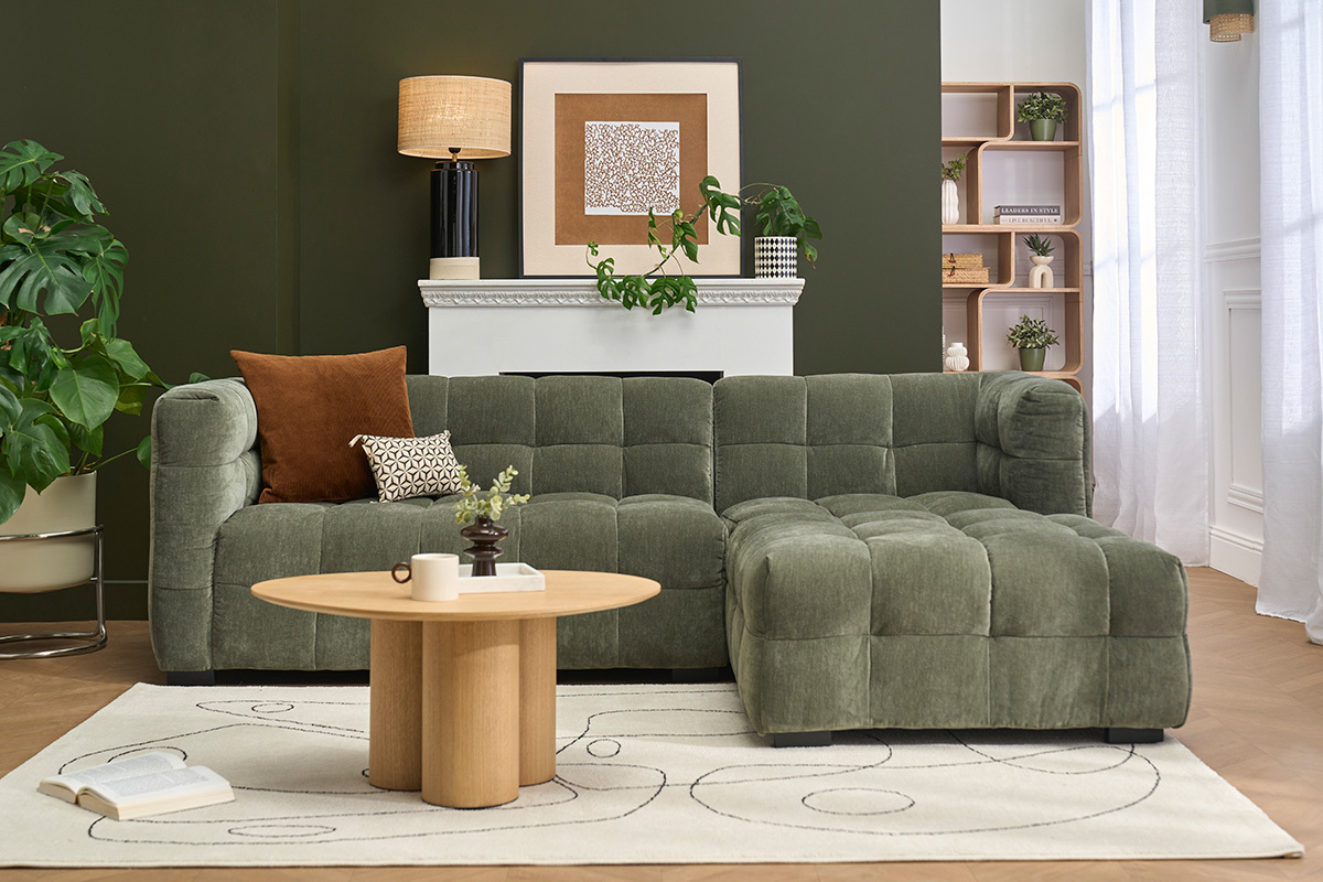 Canap� d'angle droit design 3 places en tissu velours vert kaki CORTO dans un salon moderne.
