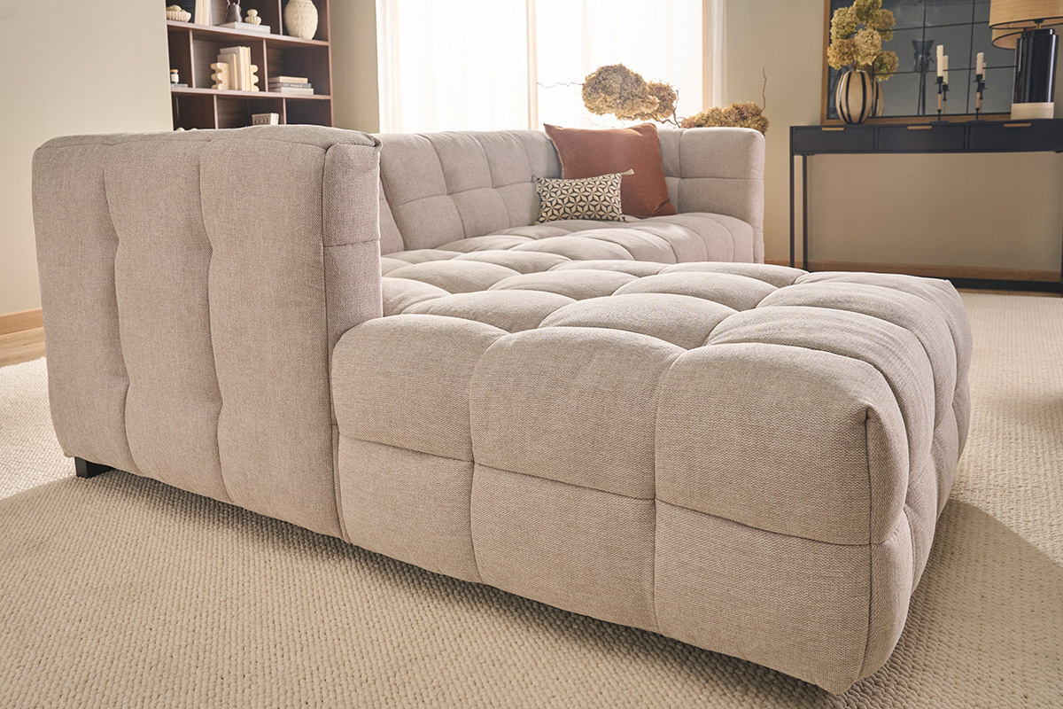 Canap� d'angle gauche beige CORTO en tissu effet velours textur�, vue de 3/4 avec coussins d�coratifs.