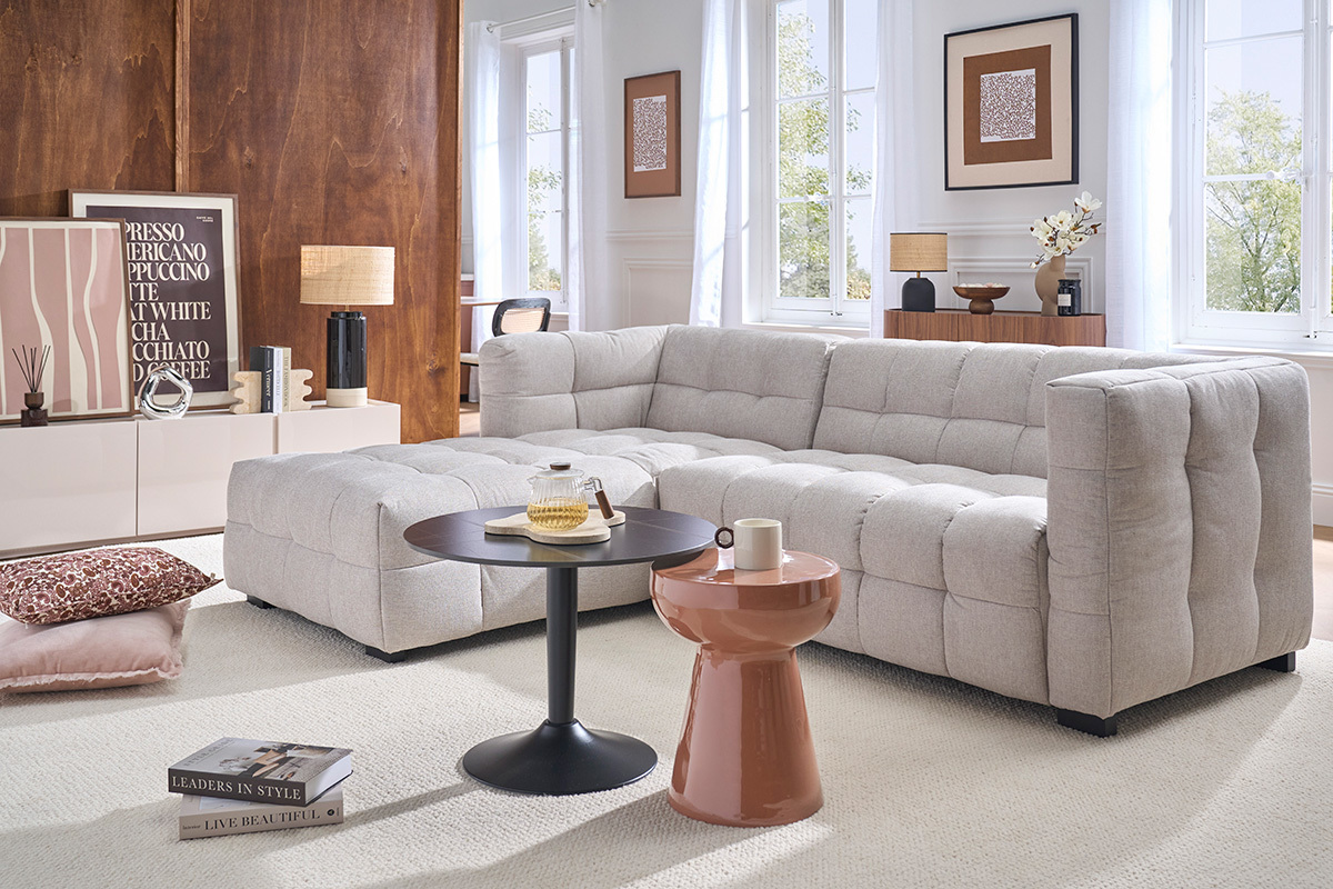 Canap� d'angle gauche beige CORTO, 3 places, en tissu effet velours, vue d'ensemble dans un salon moderne.