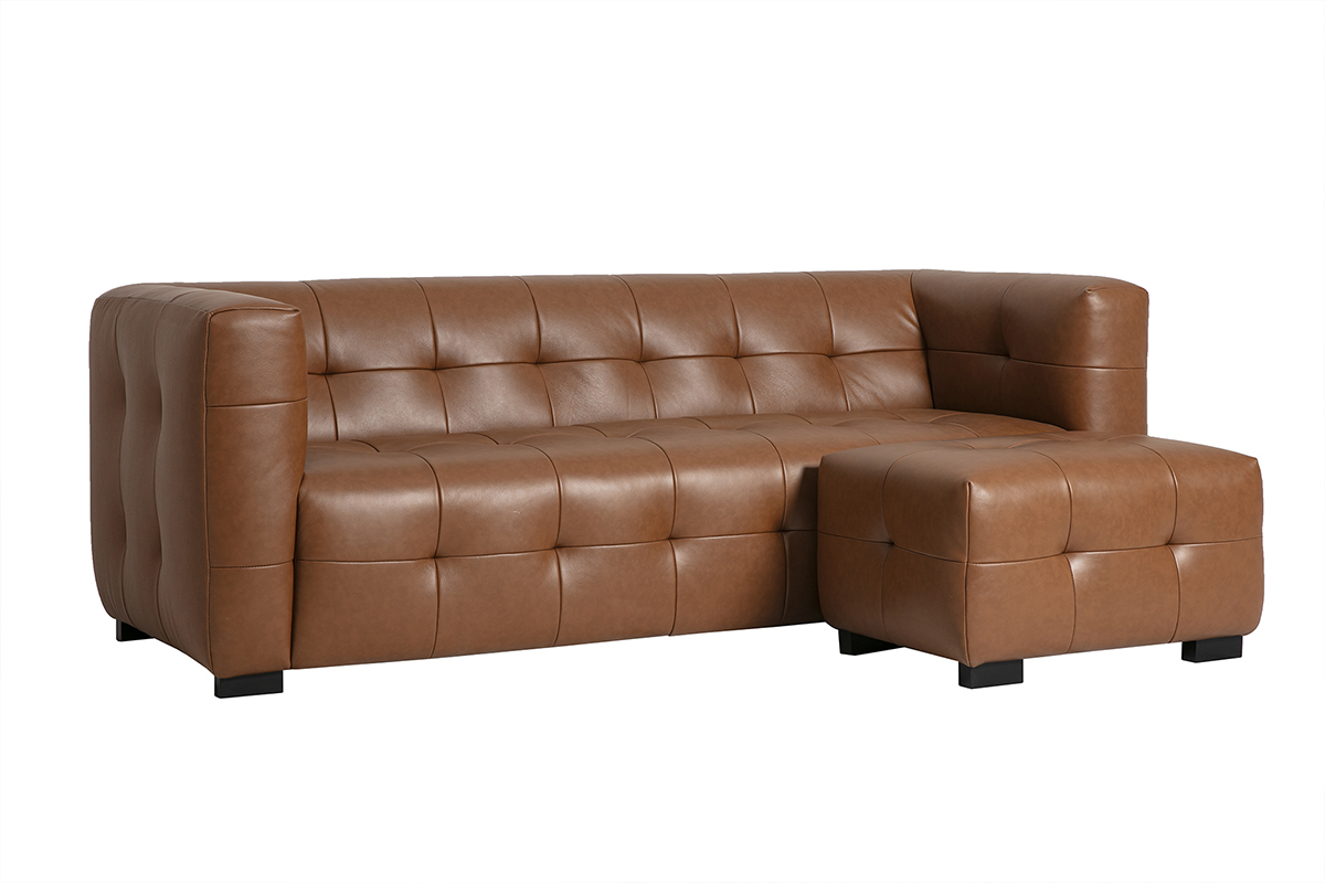Canap� 3 places et repose-pieds en cuir marron, vue de 3/4.