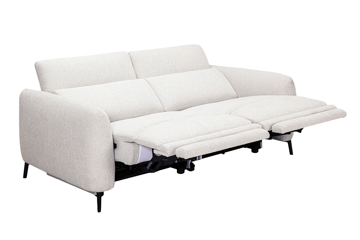 Canap� 3 places beige avec t�ti�res ajustables et repose-pieds �lectrique, vue de 3/4.