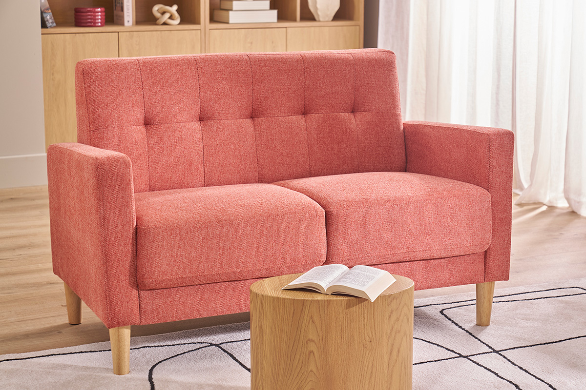 Canap� scandinave 2 places, tissu velours terracotta, pieds bois clair, vue de face, int�rieur moderne.
