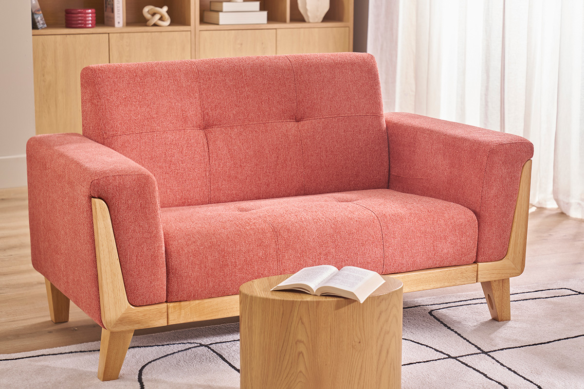 Canap� scandinave 2 places terracotta en tissu et bois clair, vue de face.