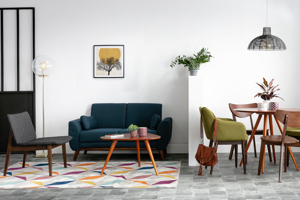 Canap� scandinave 2 places en velours bleu avec mobilier autour.
