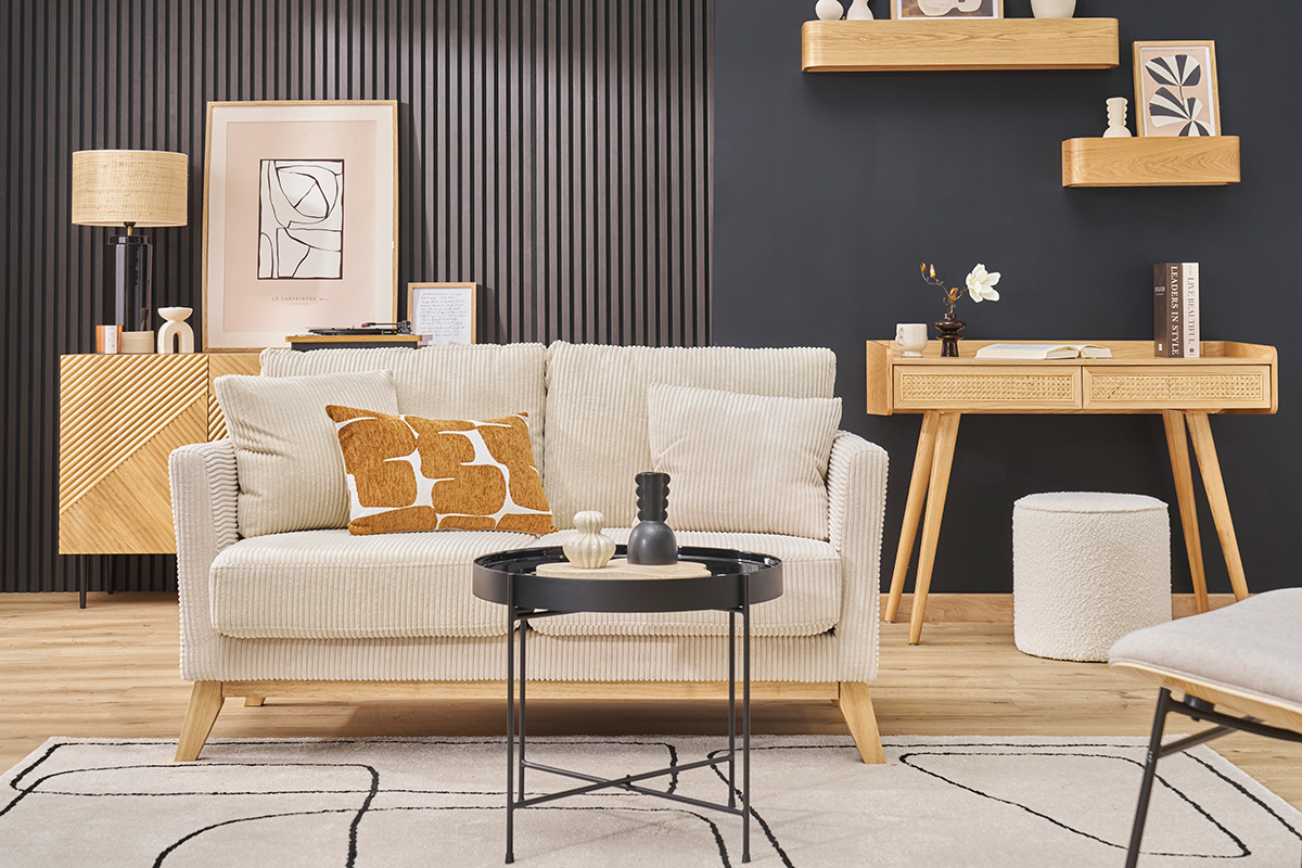 Canap� scandinave d�houssable 2 places en tissu beige, vue de face dans un salon moderne.