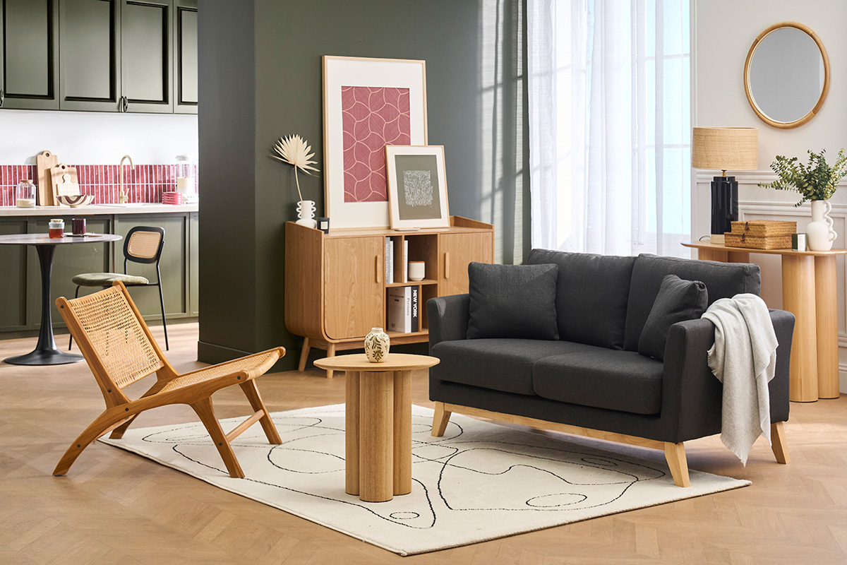 Canap� 2 places OSLO gris fonc� sur tapis, avec table basse et chaise en bois, vue de face.