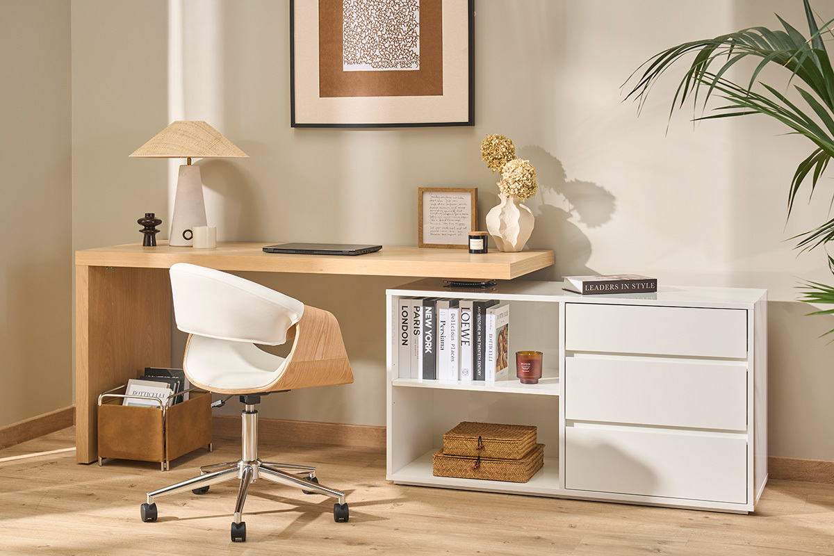 Chaise de bureau ARAMIS blanche, bois clair et chrom�, vue de dos dans un bureau moderne.