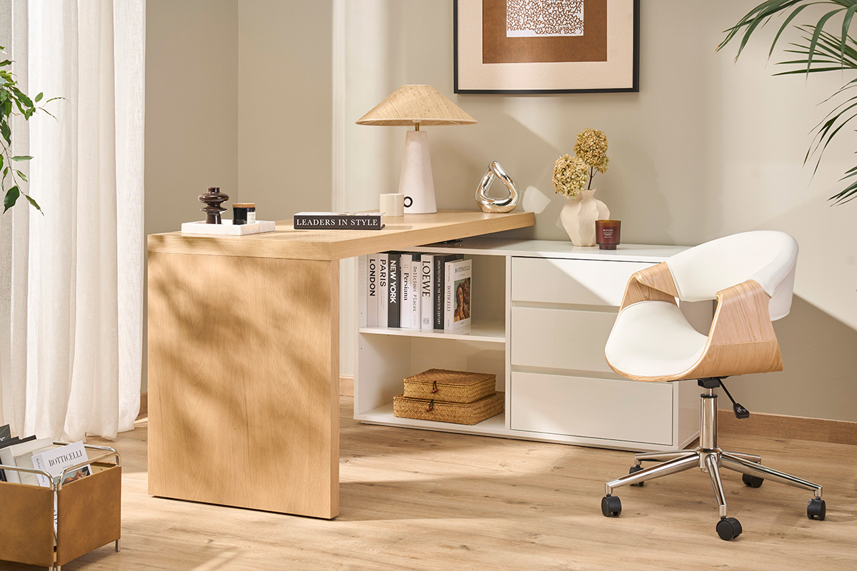 Chaise de bureau blanche ARAMIS avec accoudoirs en bois, pr�s d'un bureau en bois clair.
