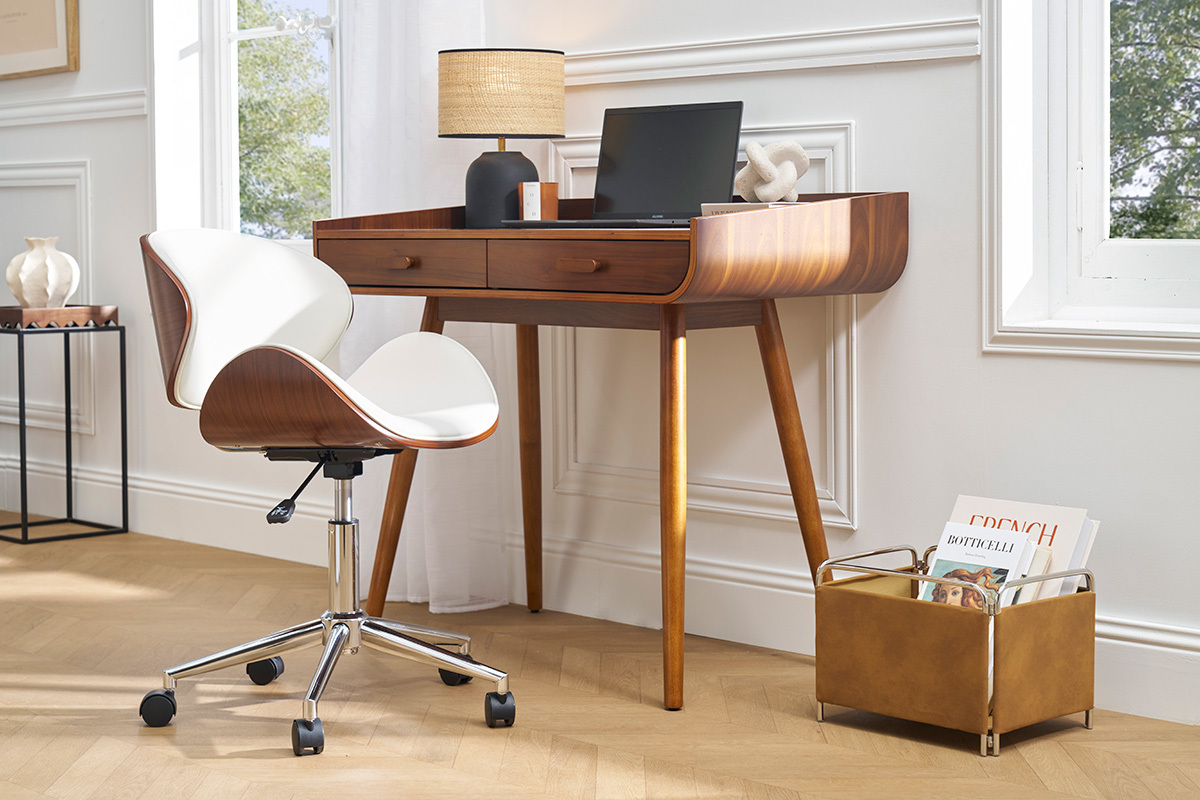 Chaise de bureau blanc et noyer avec roues devant un bureau en bois, vue de profil.