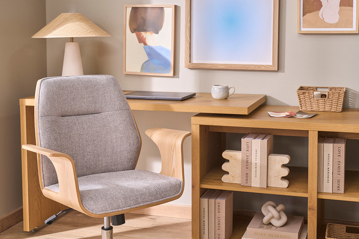 Chaise de bureau � roulettes design en tissu effet velours textur� gris, bois clair et acier chrom� RUFIN