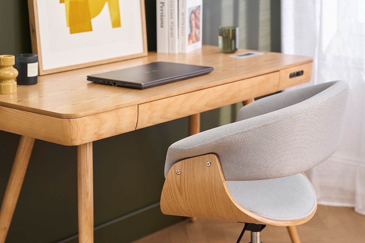 Chaise de bureau OKTAV en tissu gris clair, vue de dos devant un bureau en bois clair.