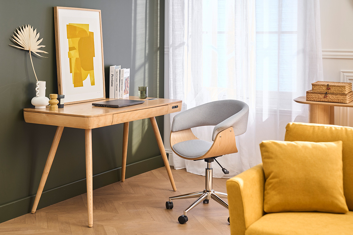 Chaise de bureau OKTAV en tissu gris clair et bois clair pr�s d'un bureau en bois, vue d'int�rieur.