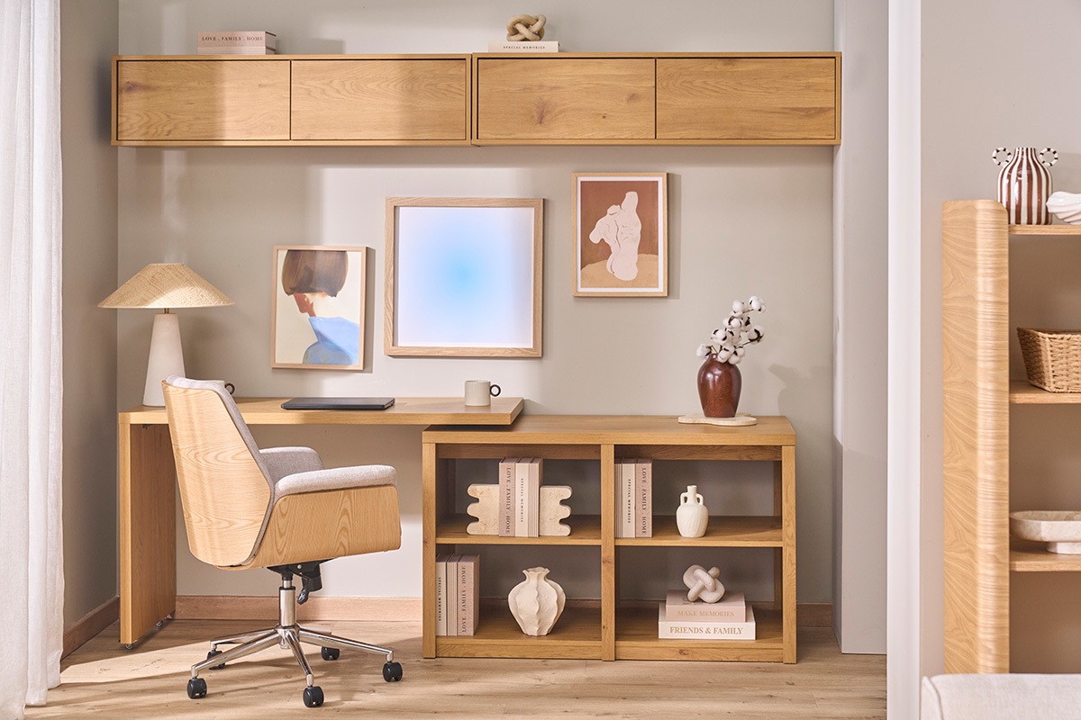 Chaise de bureau � roulettes en tissu effet velours textur� beige, bois clair et m�tal chrom� HELIOS