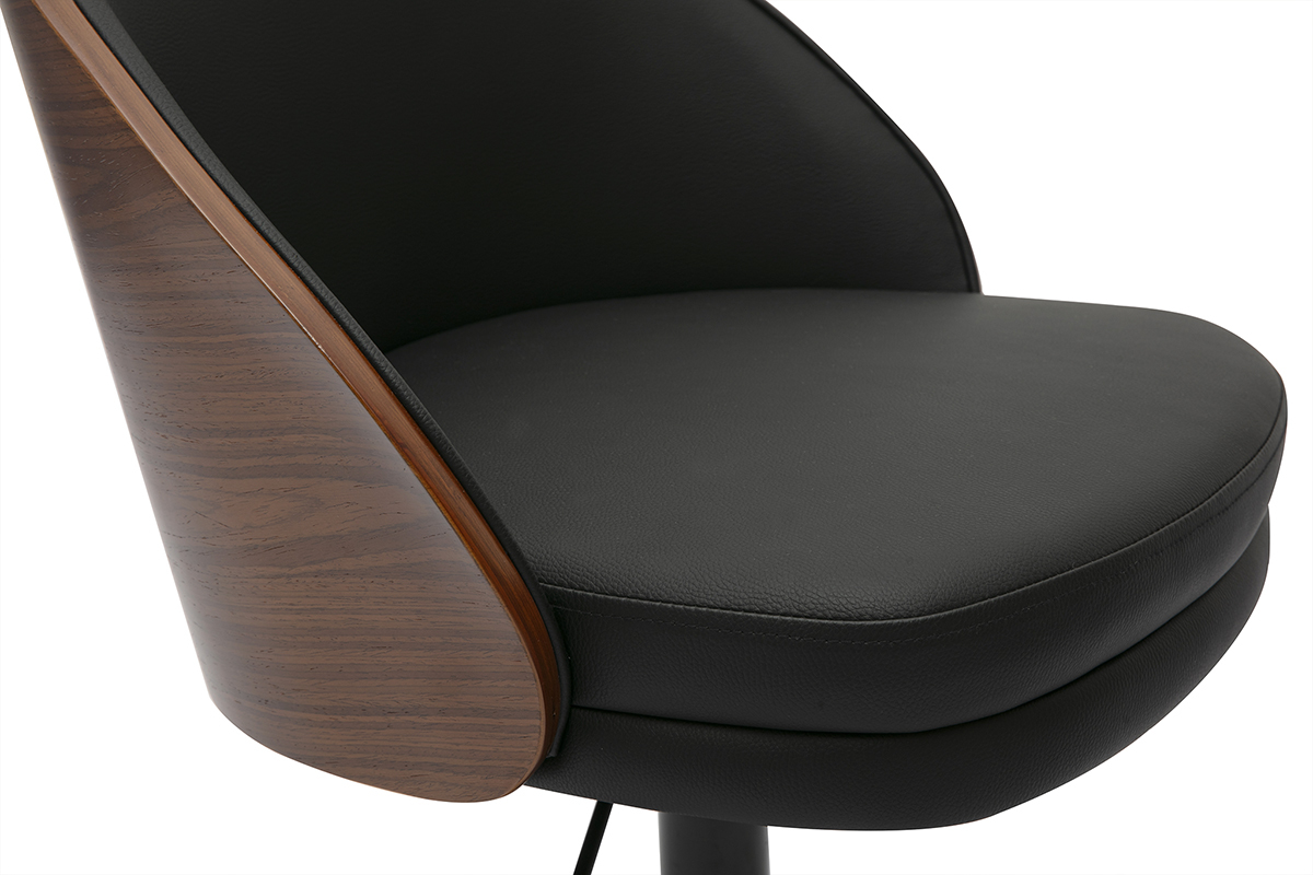 Chaise de bureau � roulettes avec dossier en bois fonc� et assise noire, vue zoom�e.