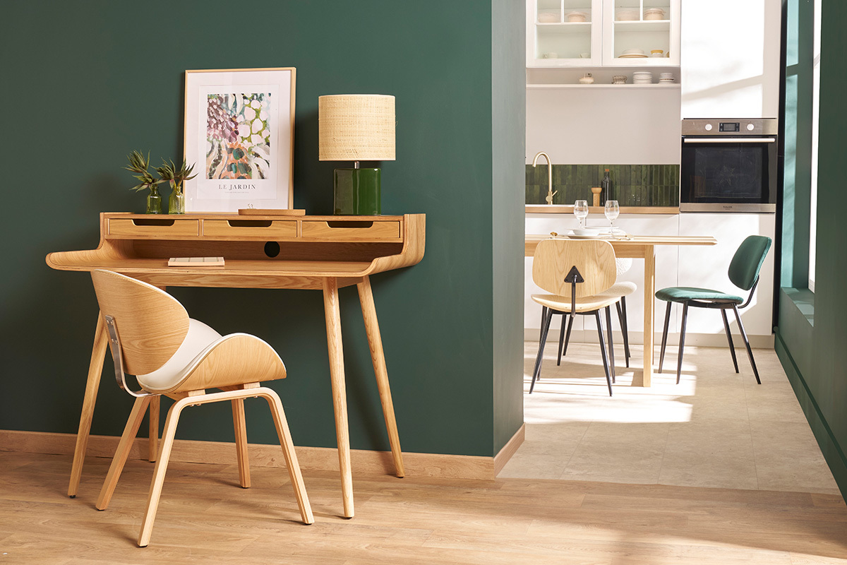 Chaise blanche et bois clair WALNUT pr�s d'un bureau en bois.