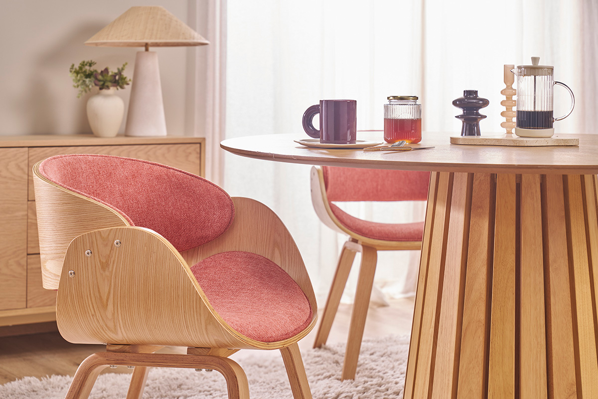 Chaise design en tissu effet velours textur� terracotta et bois clair BENT