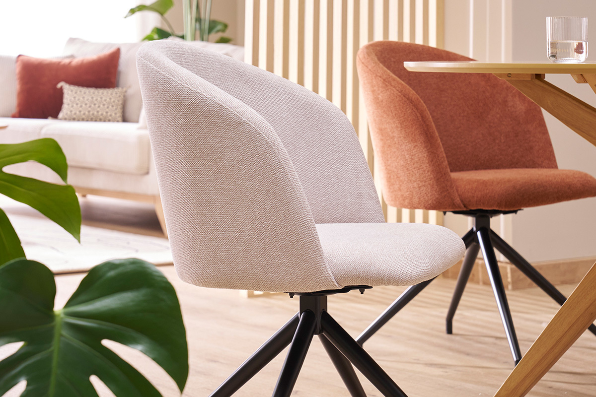 Chaise design pivotante 360� en tissu effet velours textur� beige et m�tal noir VANITY