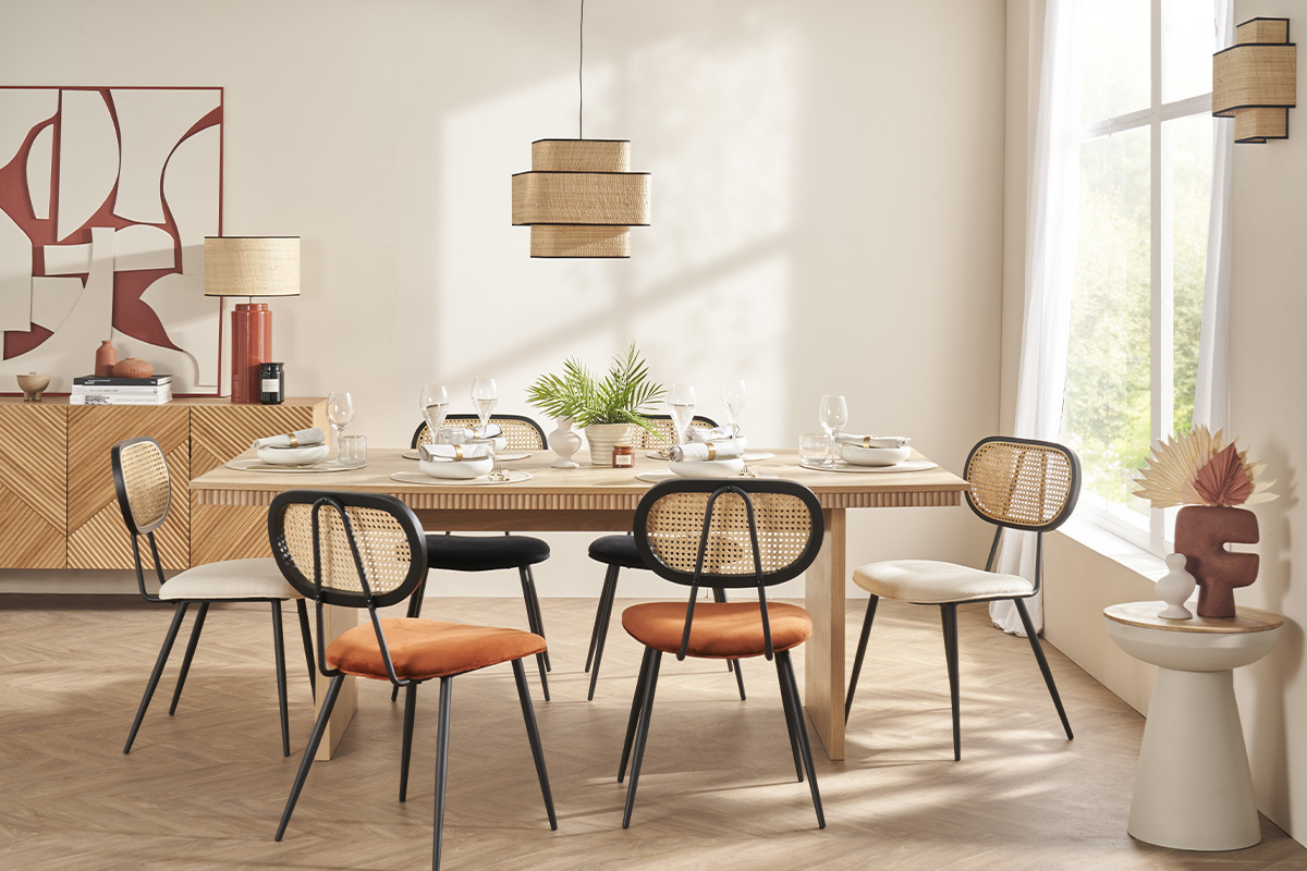 Chaises SWANN en velours terre br�l�e et rotin autour d'une table dans une salle � manger lumineuse.