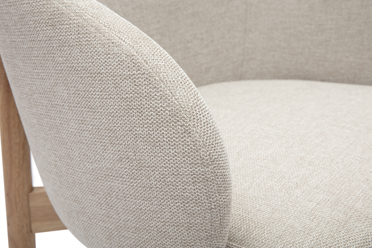 D�tail d'une chaise TORVI en tissu effet velours textur� beige, vue rapproch�e.