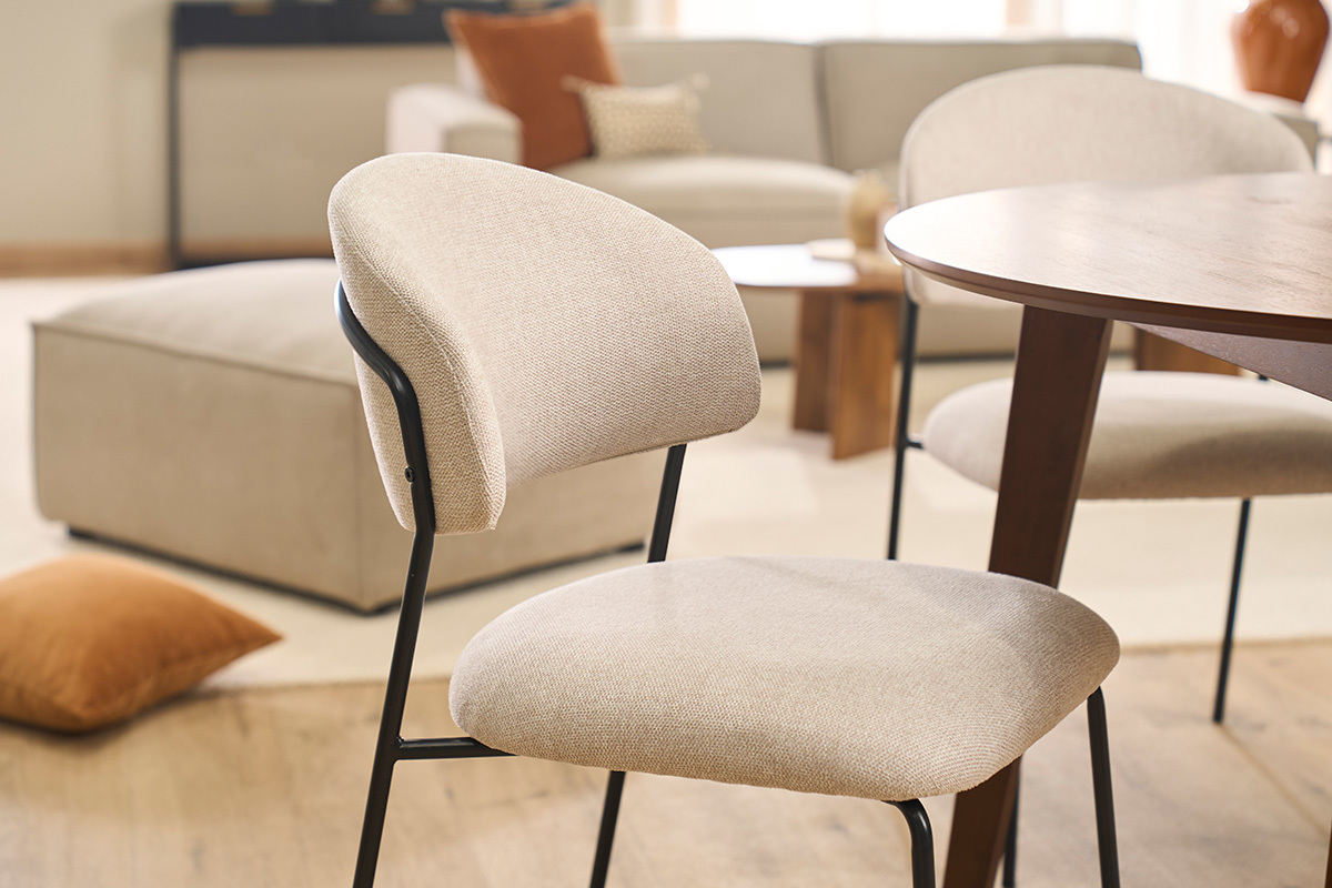 Deux chaises en tissu beige effet velours avec pieds en m�tal noir.