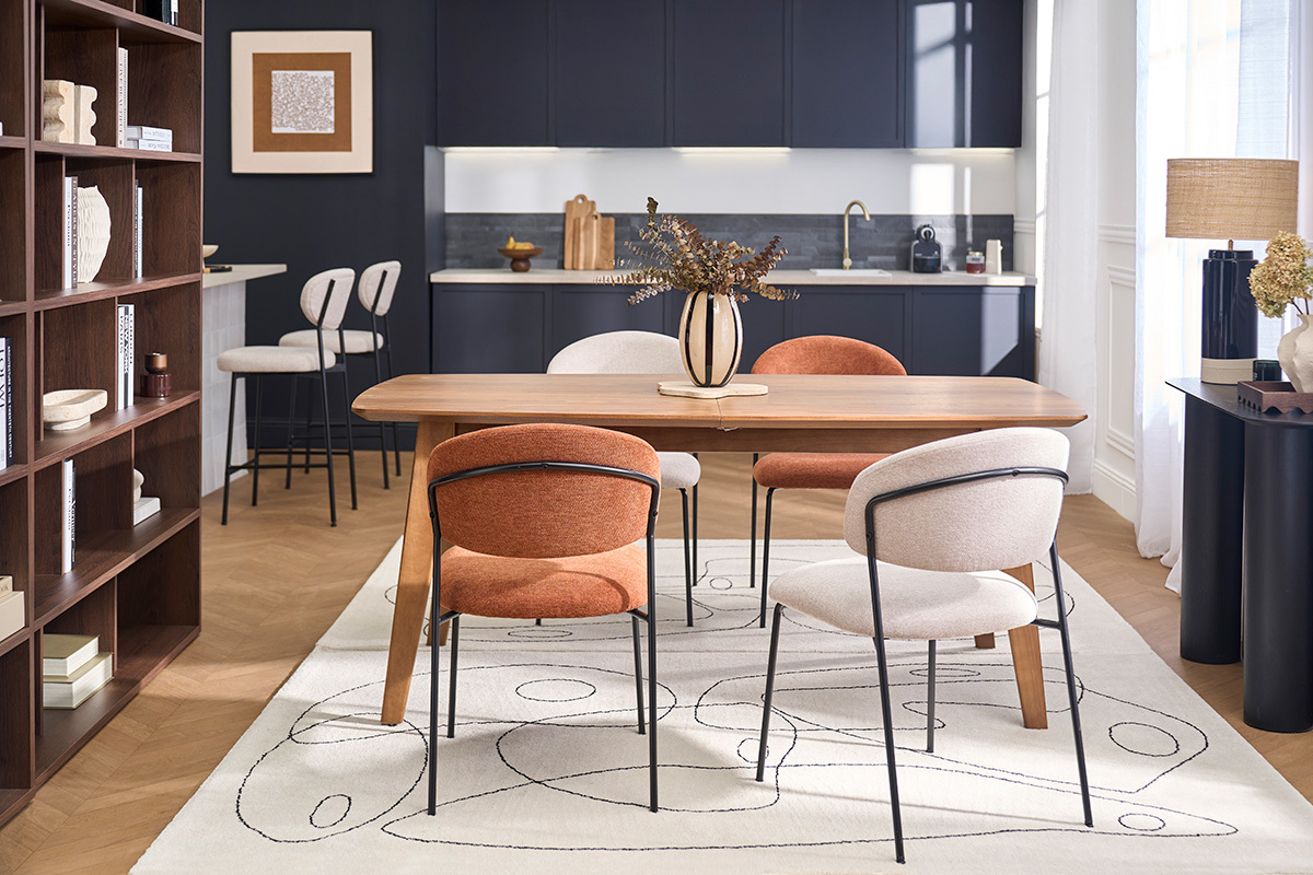 Salle � manger avec chaises BENTA en tissu beige et m�tal noir autour d'une table en bois.