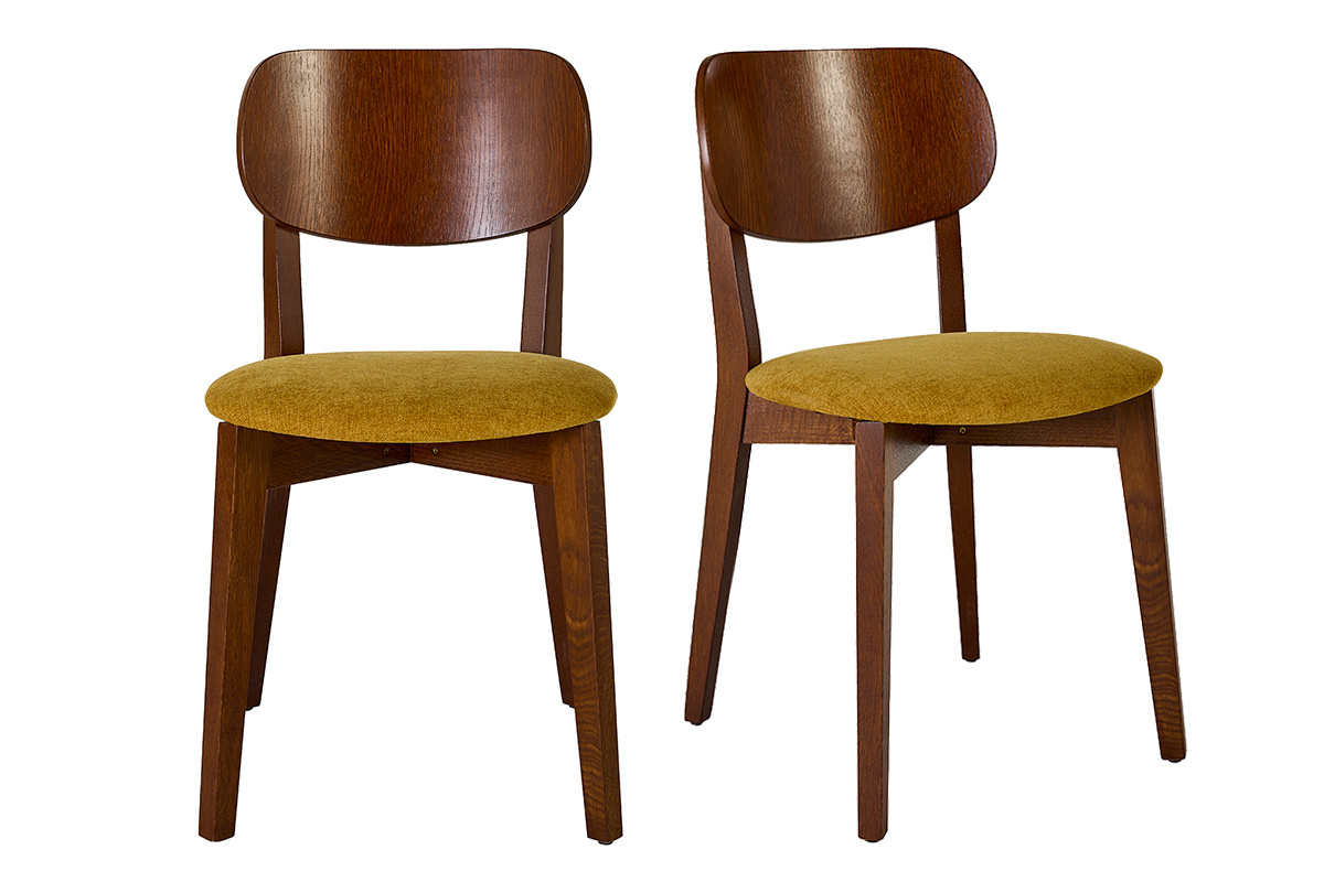 Lot de 2 chaises vintage en bois fonc� ch�ne et tissu velours jaune moutarde, vue de face.