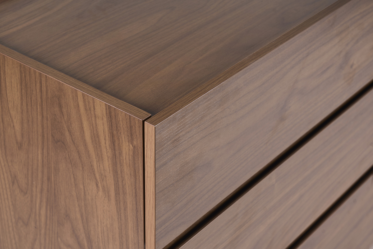 Vue en gros plan d'une commode en bois fonc� noyer avec veines visibles et bords droits.