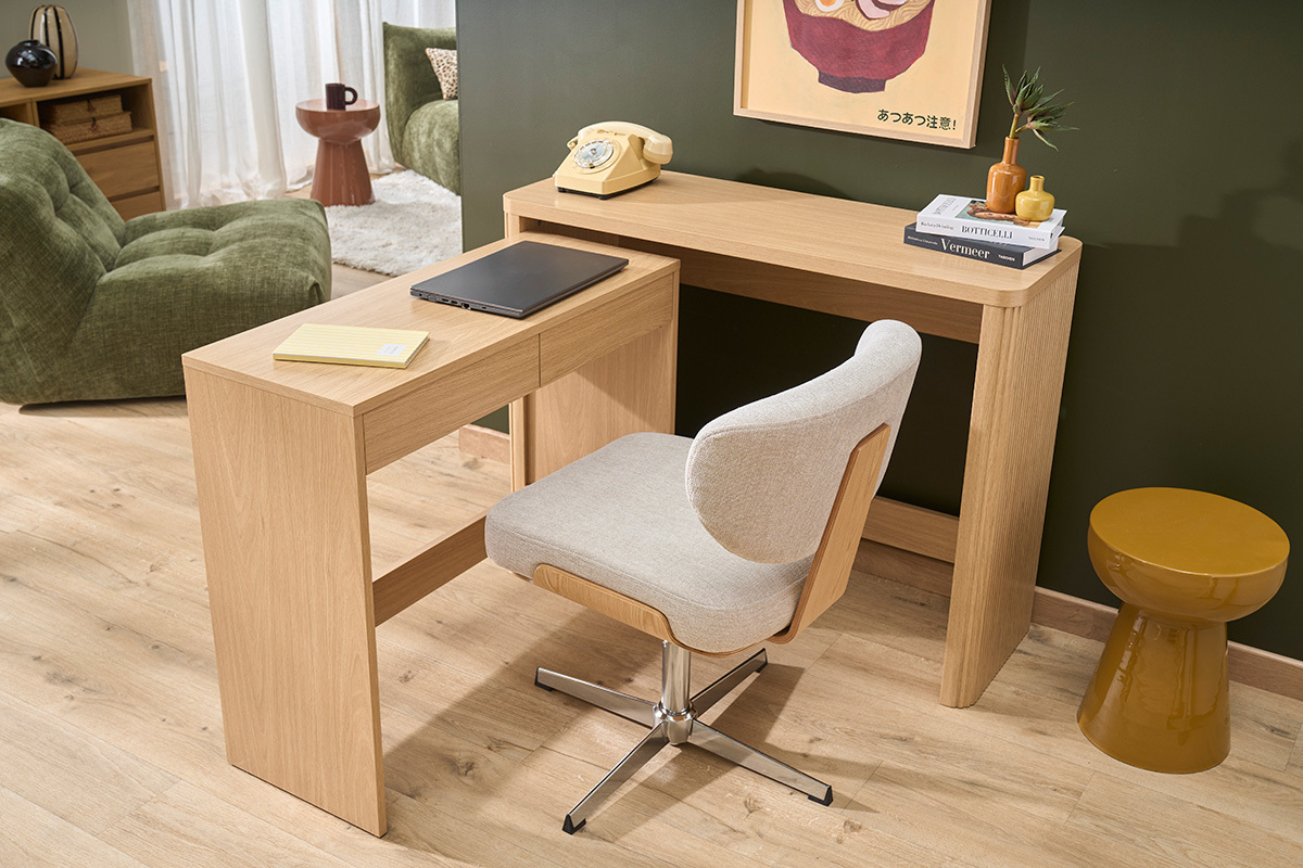 Console bureau d'appoint ENOLA en bois clair avec tiroirs, vue 3/4 dans un int�rieur moderne.