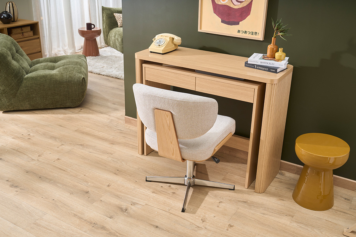 Console bureau d'appoint ENOLA en bois clair avec deux tiroirs, vue de face dans un int�rieur moderne.