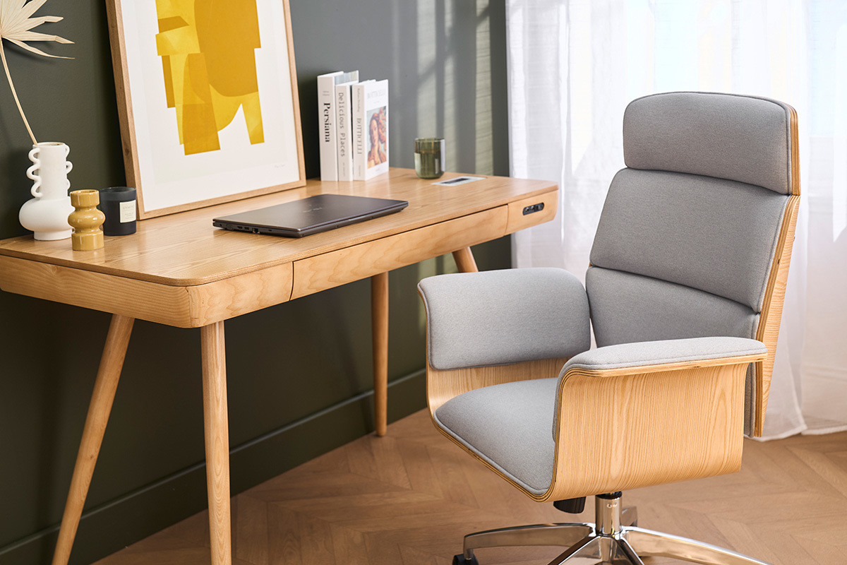 Fauteuil de bureau ELON en tissu gris et bois clair, devant un bureau en bois.