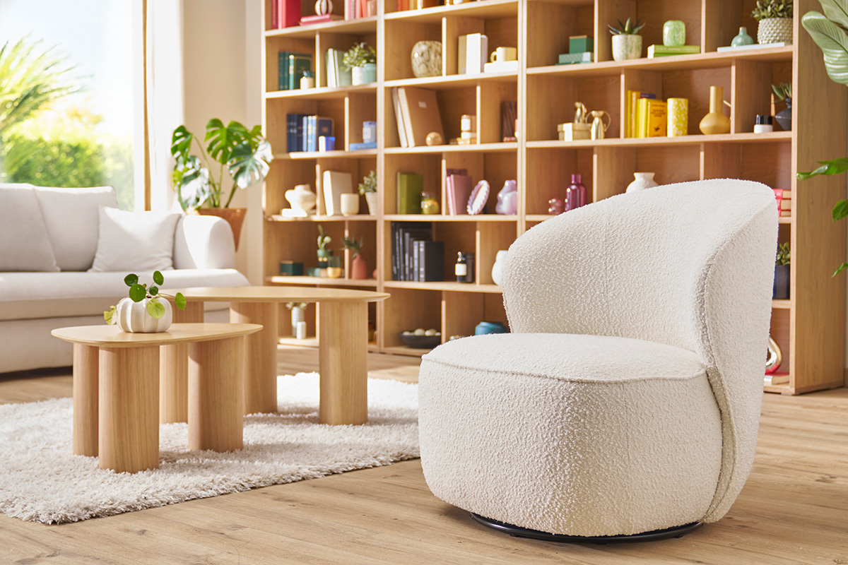 Fauteuil design pivotant en tissu effet laine boucl�e blanc AMBER