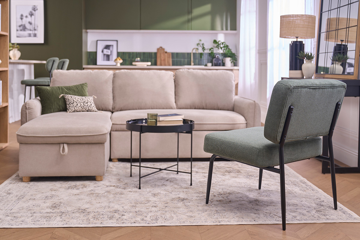 Fauteuil VEDANA en tissu vert kaki et m�tal noir, vue de dos, dans un salon contemporain.