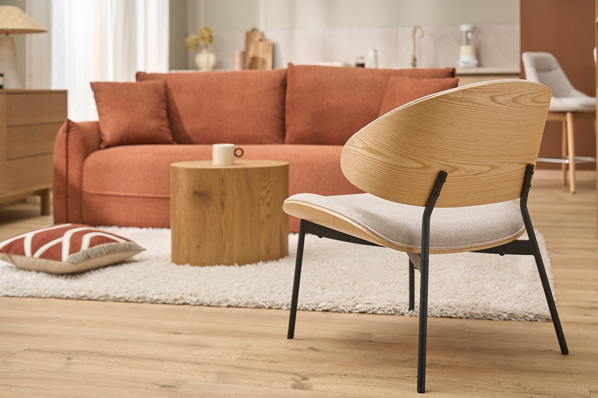 Fauteuil en tissu effet velours textur� beige, bois clair et m�tal noir FABULO