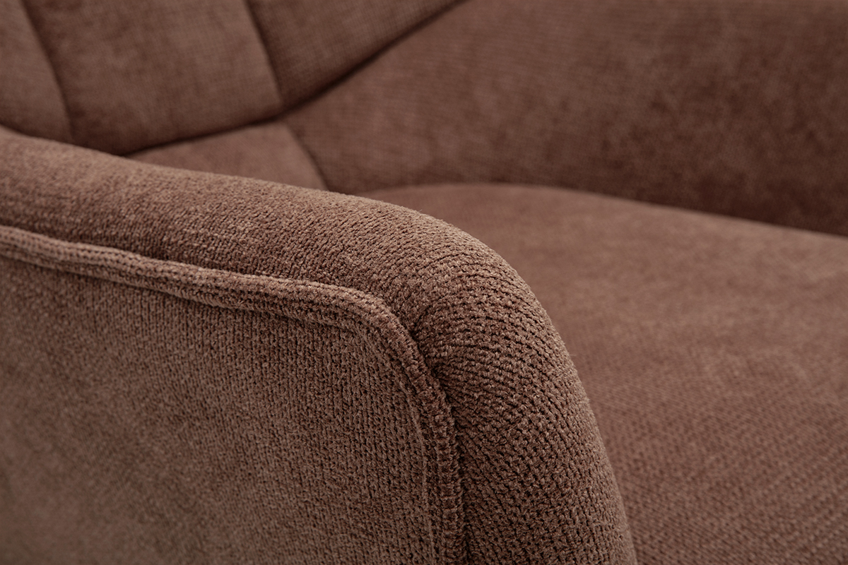 Fauteuil scandinave en tissu chenille terre br�l�e, d�tail de texture.