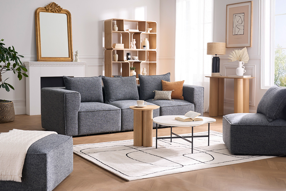 Lampe � poser noire en c�ramique sur une console en bois, salon �l�gant.