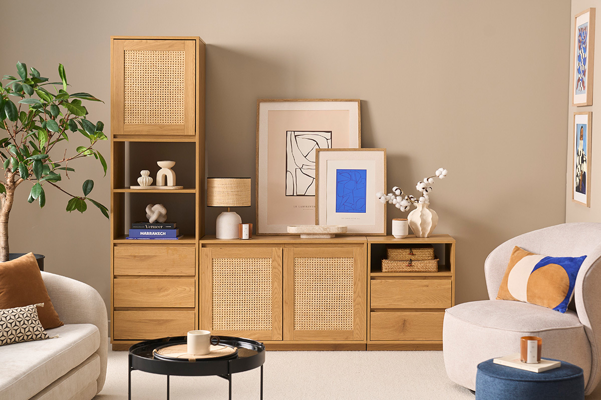 Meuble TV en bois clair ch�ne avec cannage rotin, ambiance cozy dans un salon moderne