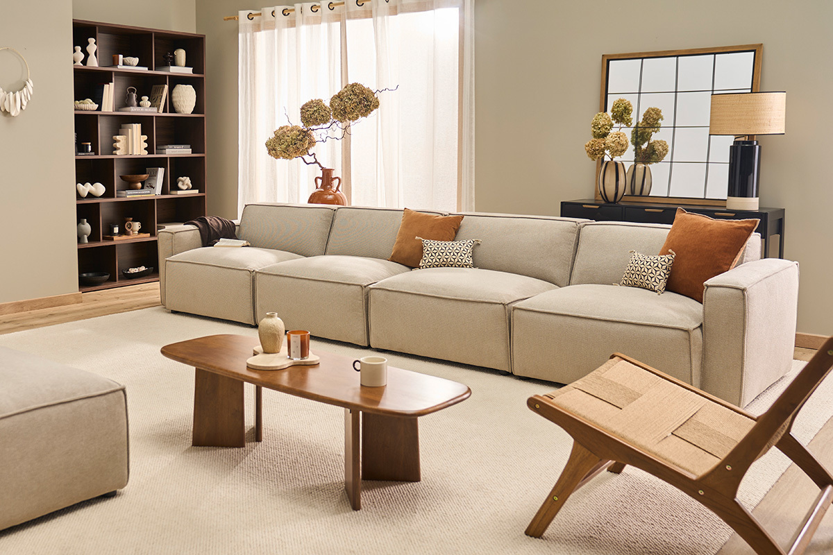Canap� en tissu chenille beige avec coussins dans un salon moderne