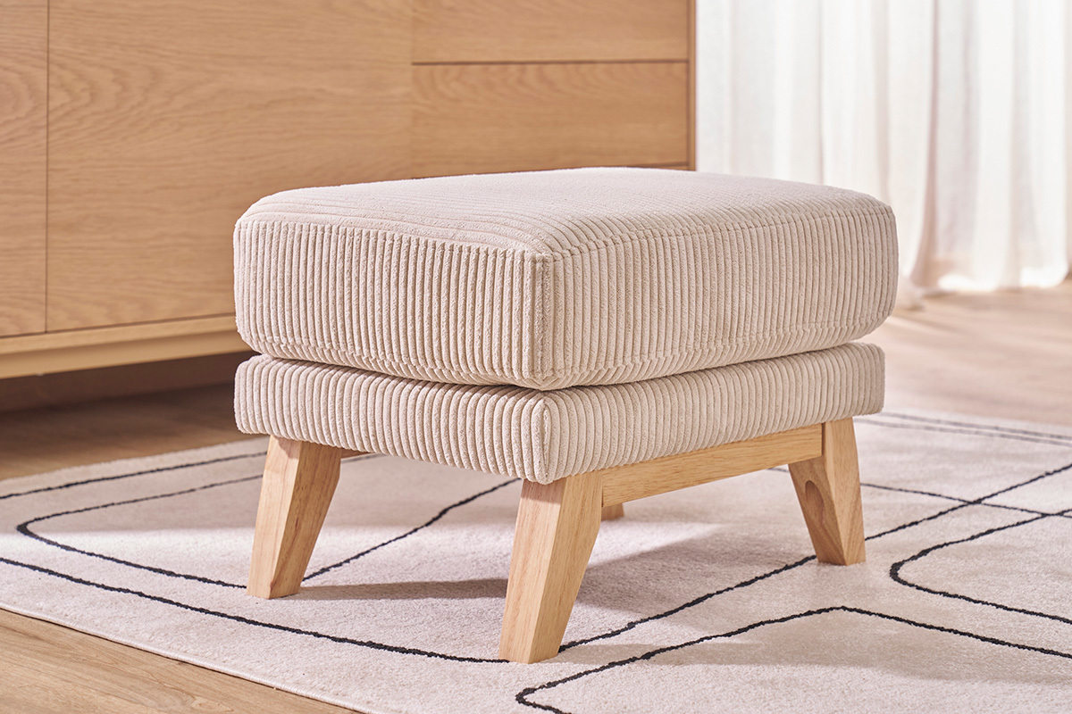 Pouf scandinave beige en velours c�tel� avec pieds en bois clair, vue de 3/4.