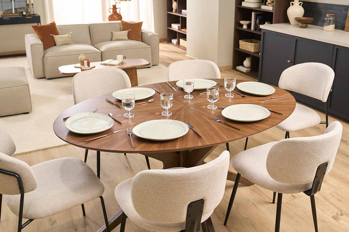 Table � manger ovale en noyer, vue de dessus, avec six chaises beiges autour.