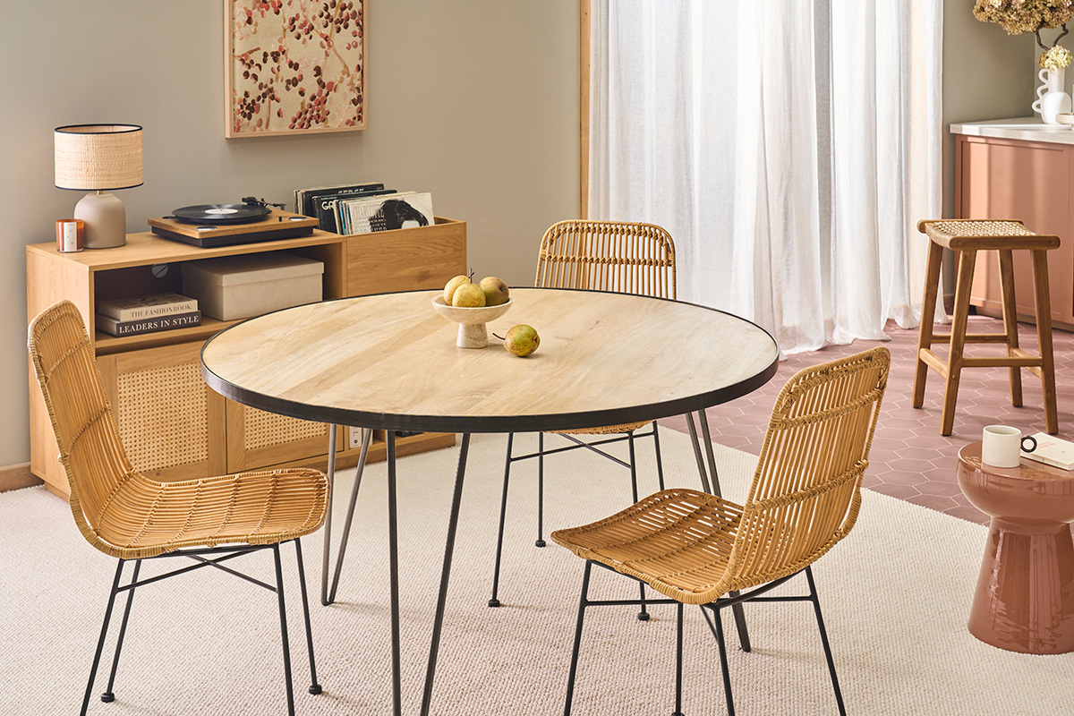 Table ronde en bois manguier et m�tal avec chaises, int�rieur moderne.