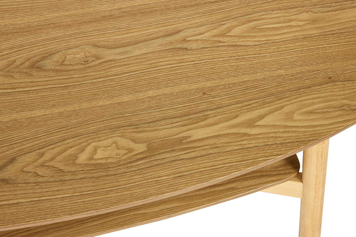 Gros plan sur une table basse ovale en bois clair avec noeud visible.